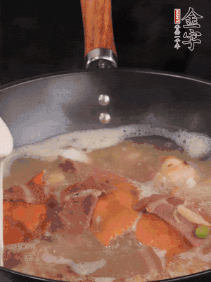 最后用面糊勾芡，燒至收汁，出鍋前撒點(diǎn)蔥段。