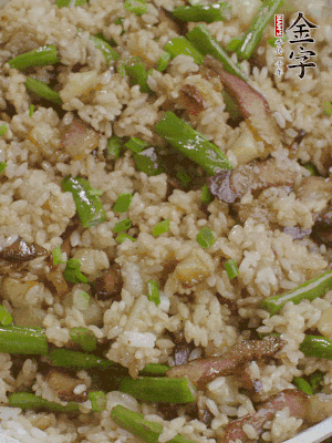 淋一點(diǎn)生抽、蠔油，撒蔥花。