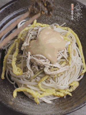 生抽1勺、醋1勺、芝麻醬1勺、金字火腿大師醬1勺。