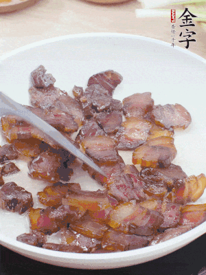 熱鍋少油，醬油肉煸出油脂，盛出。