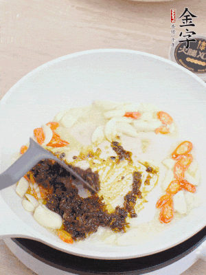 豬油下鍋，爆香蒜片、金字火腿XO醬。