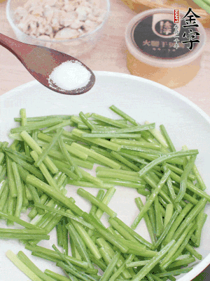 起鍋熱油，下韭菜苔炒至變色。加少許鹽。