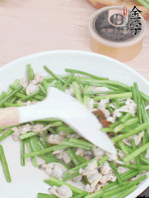 再下花蛤肉、1勺金字火腿干貝醬翻炒攪勻。