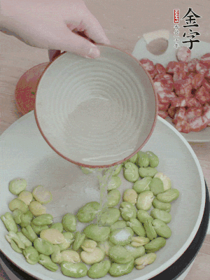 鍋中少油，下蠶豆略炒，加1/2勺鹽、一點(diǎn)糖、少許水炒勻。