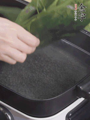 粽葉入沸水煮1分鐘，翻面再煮1分鐘，清洗干凈加水浸泡。