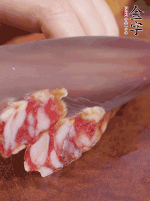 金字香腸斜切成大片。