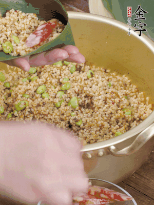 兩片粽葉1/2處葉尾相疊，中間卷成圓錐后裝入餡料。