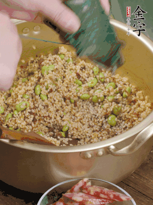 再附一張粽子，一齊向后折疊，線繩捆綁。