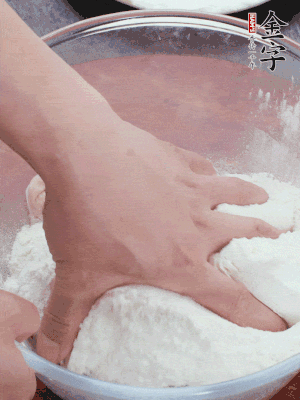 新鮮豬肚以面粉擦洗抓勻。