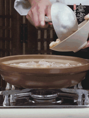 燜煮30分鐘，下花生、紅棗煮5分鐘。（花生提前預(yù)煮15分鐘）