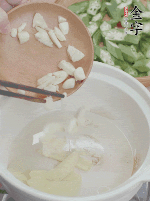 砂煲熱油，姜蒜、辣椒煸香。