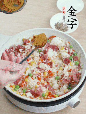 1勺咖喱粉、1/2勺鹽，少許黑胡椒碎炒均。