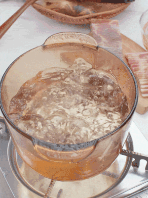 春筍切片焯水3分鐘，去除草酸澀味。