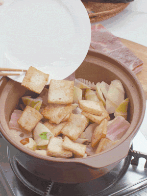 依次下春筍、豆腐，開水沒過食材。