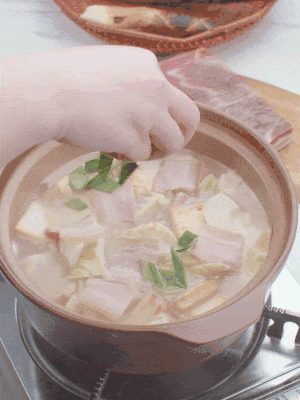 一小撮鹽、糖、雞精調(diào)味，最后撒點(diǎn)蒜葉點(diǎn)綴。