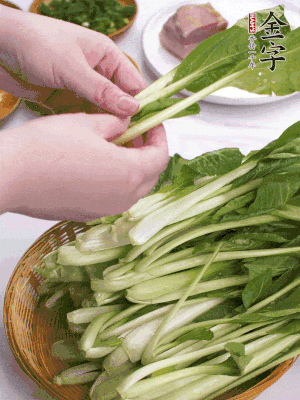 小青菜掰成一片片。