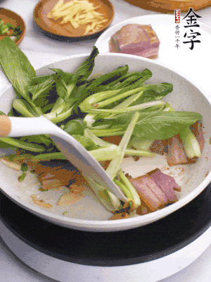 下小青菜翻炒，菜梆子變軟時(shí)，撒一點(diǎn)鹽、雞精調(diào)味。