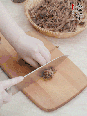 干茶樹菇浸泡過夜，去老根焯水，擠干水份。