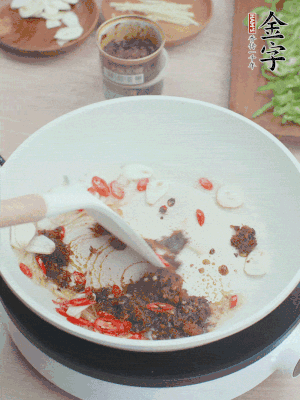 熱鍋涼油，姜蒜、辣椒、金字火腿xo醬炒香。