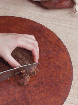 金字臘肉水煮15分鐘，切片。