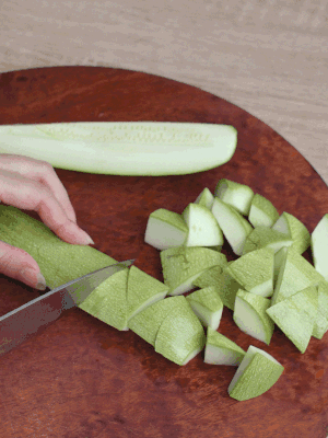 西葫蘆去籽縱向切成4份，斜切成厚片。