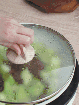 西葫蘆略出水時(shí)，加一小撮鹽調(diào)味。