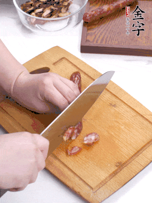 干香菇泡發(fā)切片，金字香腸切片，春筍切大粒。