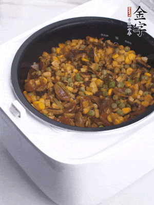 電飯煲按煮飯鍵，出鍋撒蔥花。