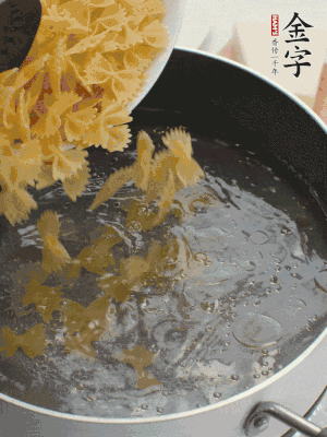 蝴蝶面加橄欖油煮熟；豌豆焯水30秒。