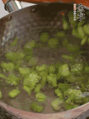 鍋中水沸，放一撮鹽，下蠶豆豆瓣焯3分鐘，下百合，3秒撈出，一起撈出瀝水。