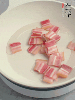 鍋中少許油，金字淡咸肉煸香。