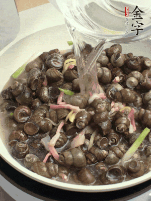 倒處理干凈的螺螄翻炒，加3勺料酒。加清水蓋過螺螄，中火蓋蓋煮5分鐘。