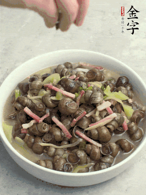 出鍋，撒點(diǎn)蔥花。