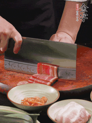 金字火腿上方切薄片，鮮五花肉切薄片。