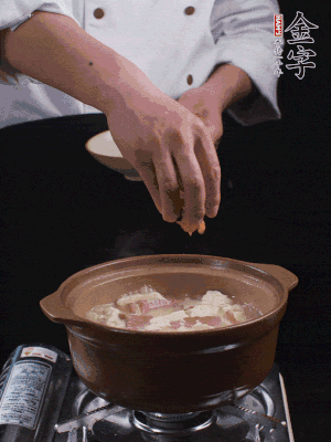 下蝦仁干，煮5分鐘。撒蒜葉，煮1分鐘。