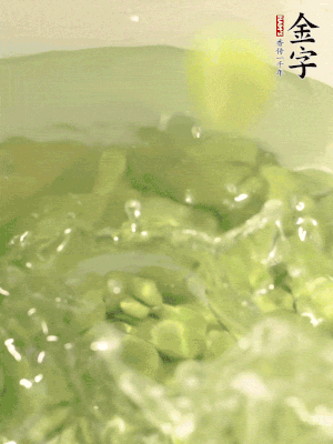 新鮮蠶豆熱水焯水30秒，然后浸入涼水。