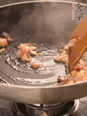 熱油爆香大蒜粒，煸香咸肉丁，淋一勺黃酒調(diào)味。