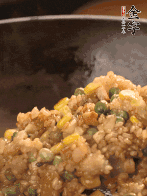 再下糯米，1勺蠔油、2勺生抽調(diào)味翻炒均勻。