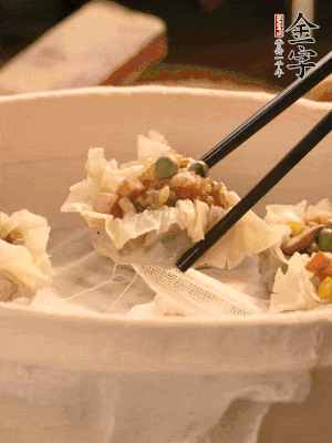 包好的燒賣放在蒸籠上，水開(kāi)后蒸8分鐘左右。