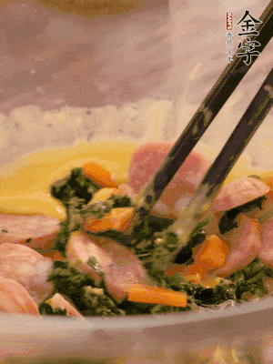 雞蛋、面粉、玉米油攪拌到無顆粒狀態(tài)。再加入菠菜、胡蘿卜、烤腸。少許鹽調(diào)味。