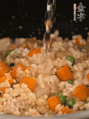 把食材轉(zhuǎn)移到電飯鍋中，倒入點清水，正常煮飯。