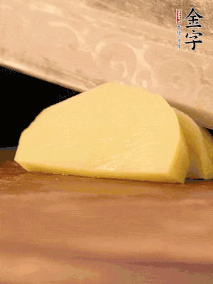 土豆去皮切丁。水開后，放入鍋中煮2-3分鐘，撈出瀝干水分。