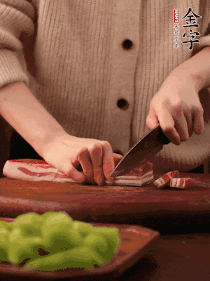 金字淡咸肉切片，冷水入鍋，加姜片、料酒略焯水。同步，五花肉切塊焯水。
