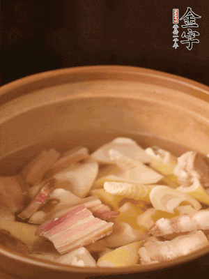 春筍、咸肉、咸肉一起入砂鍋，加姜片、料酒、清水大火煮沸到湯色變白。轉(zhuǎn)小火慢篤半小時。