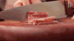 200g金字淡咸肉、100g冬筍、100g香干分別切細丁。