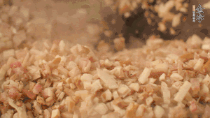 鍋中熱油，依次下食材翻炒，加2勺料酒、少許胡椒粉調味，撒蔥花攪拌均勻。