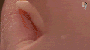 取一小團面，用掌心搓成小球狀，從小球中心捏窩，放入餡料，封口后，留出小尾巴。