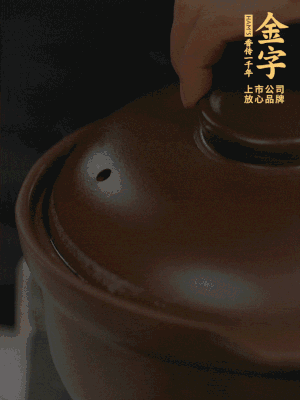 雞、火腿、姜片一起放入砂鍋中，大火轉(zhuǎn)小火燉2小時。