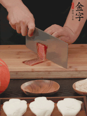 金字火腿上方切薄片。