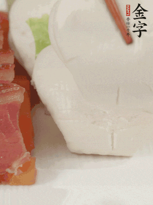 生菜切段，放入荷葉夾。